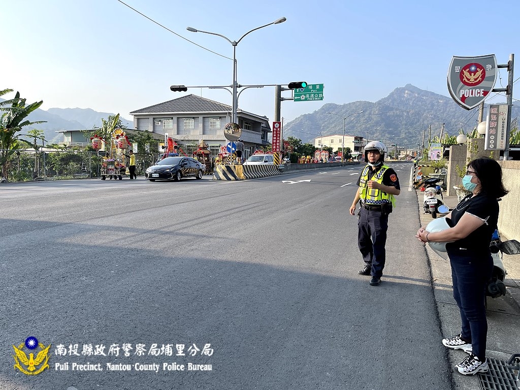 長壽派出所前疏導交通