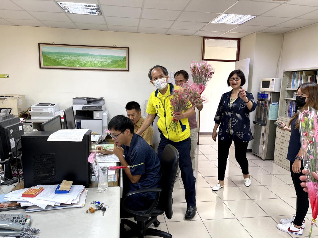 鎮長致贈康乃馨