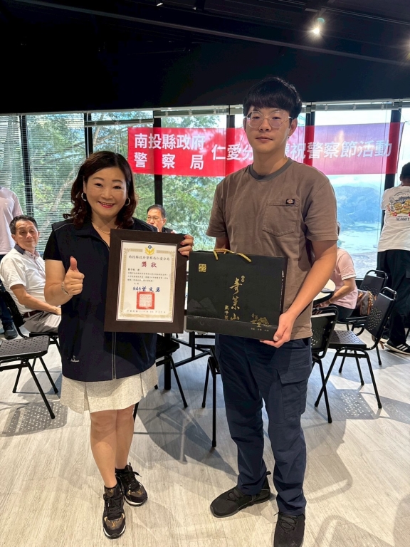 頒發分局績優員警獎狀及禮品