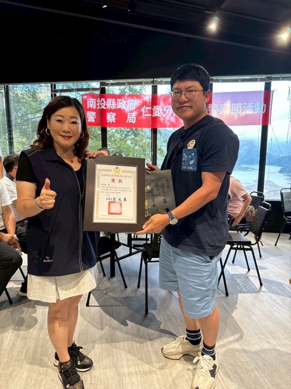 頒發分局績優員警獎狀及禮品