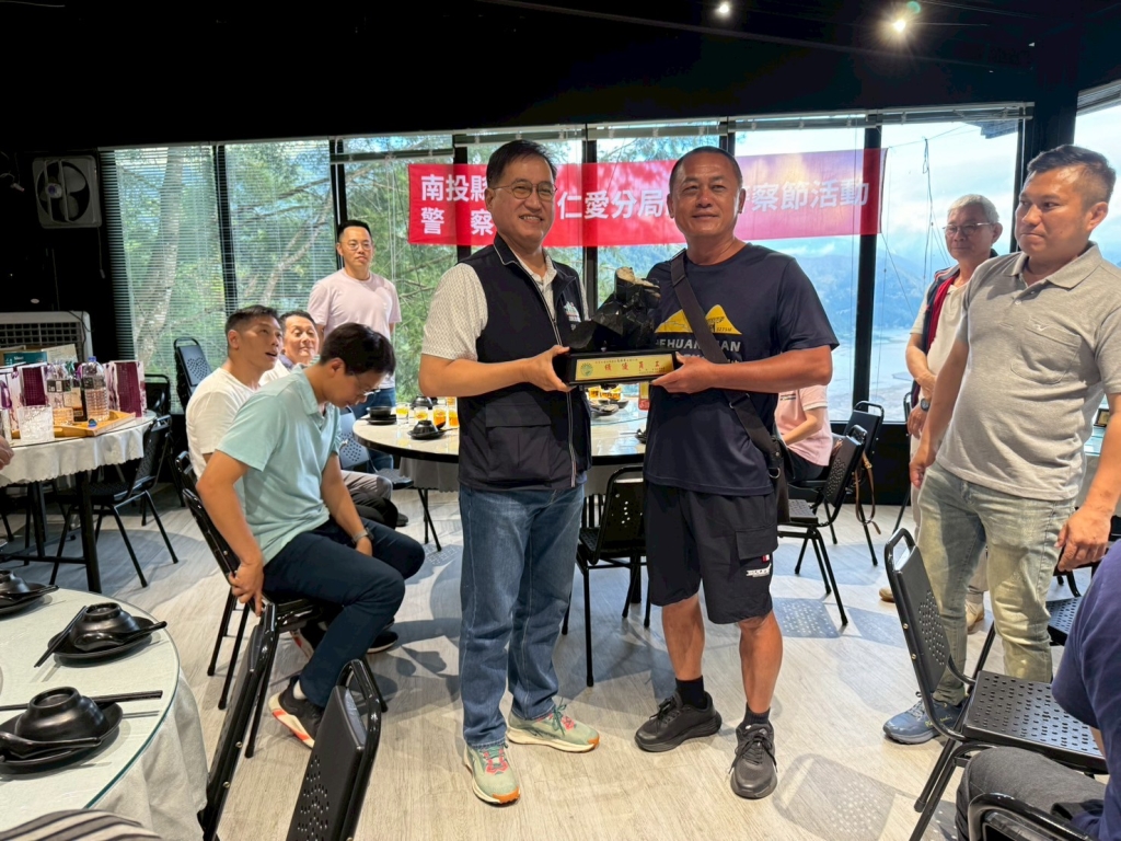 頒發警察局績優員警獎座