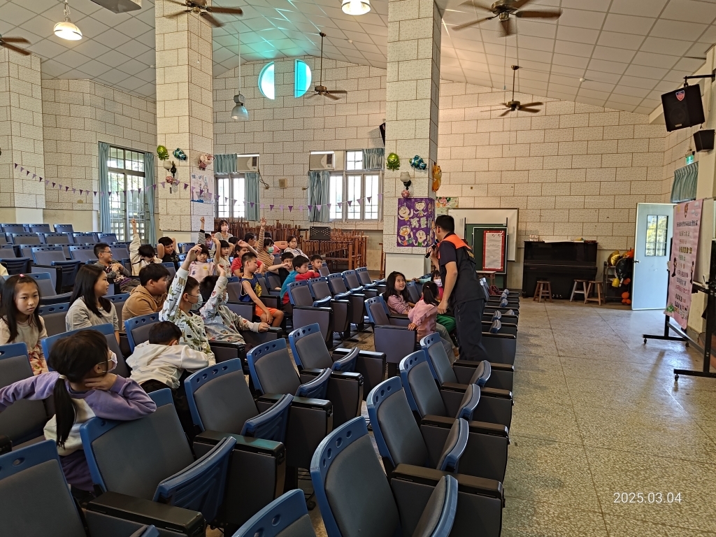 有獎徵答階段，中州國小的學生們踴躍搶答