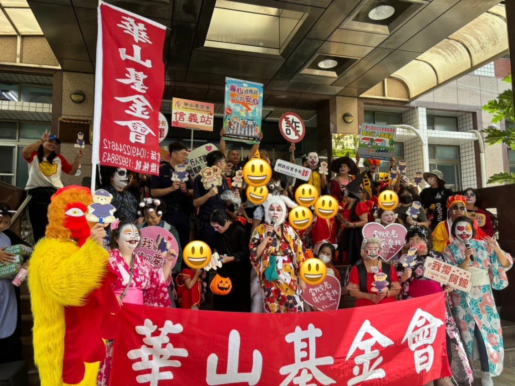 南投縣政府警察局信義分局特別準備了反詐騙及交通宣導品發送給小朋友及參與家長