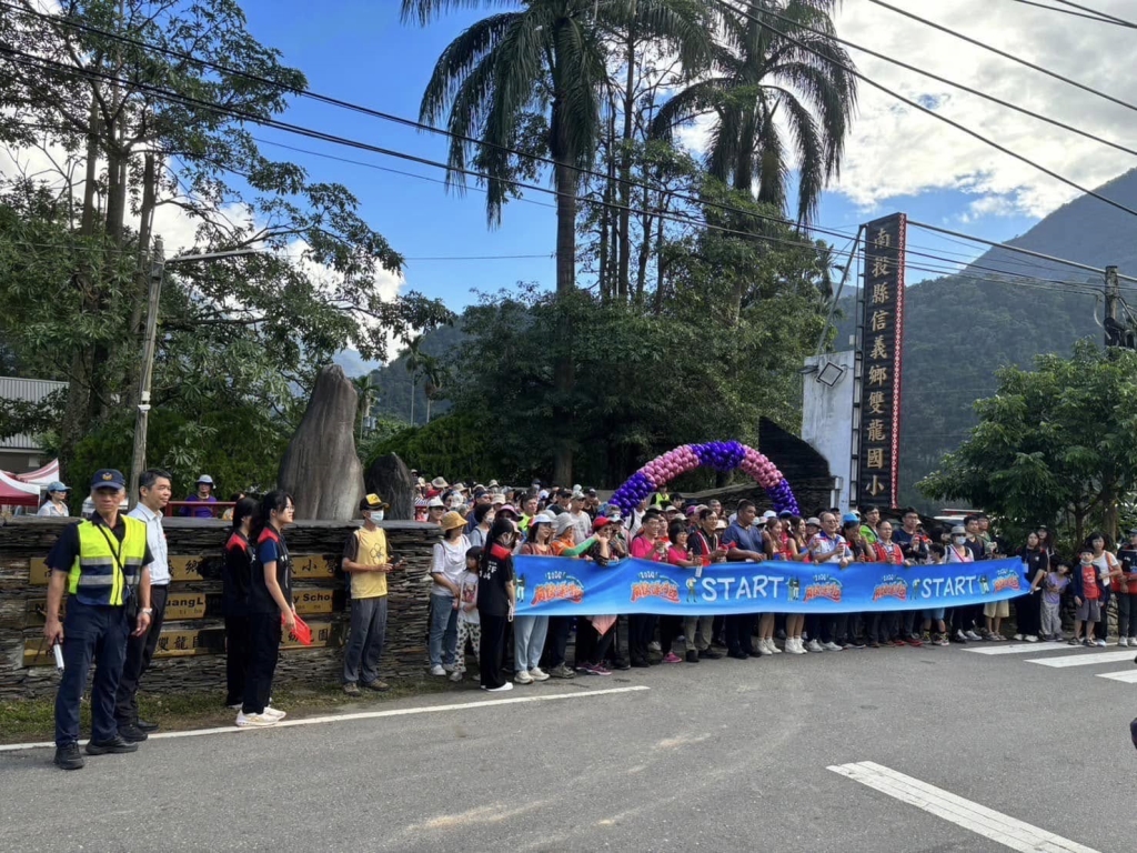 於健走起點雙龍國小集合出發