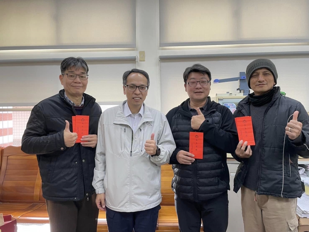 頒贈每位同仁新春紅包