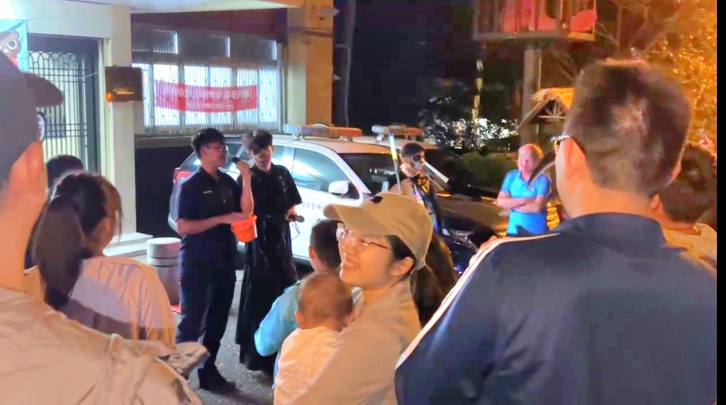 萬聖節妖怪出沒！溪頭警給糖宣導交通慢看停、防詐不變裝